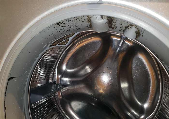 تمرکز ویژه روی لاستیک دور درب و نقاط مرطوب