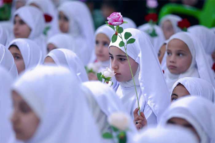 دختران در حال جشن گرفتن سن تکلیف 